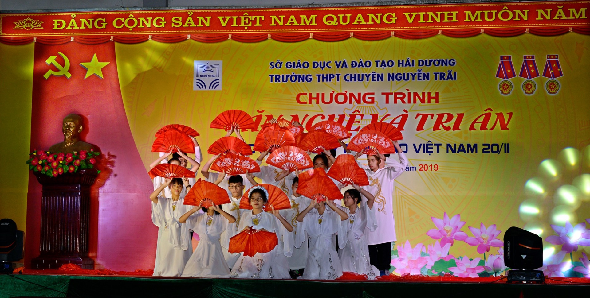 Nhấn để phóng to