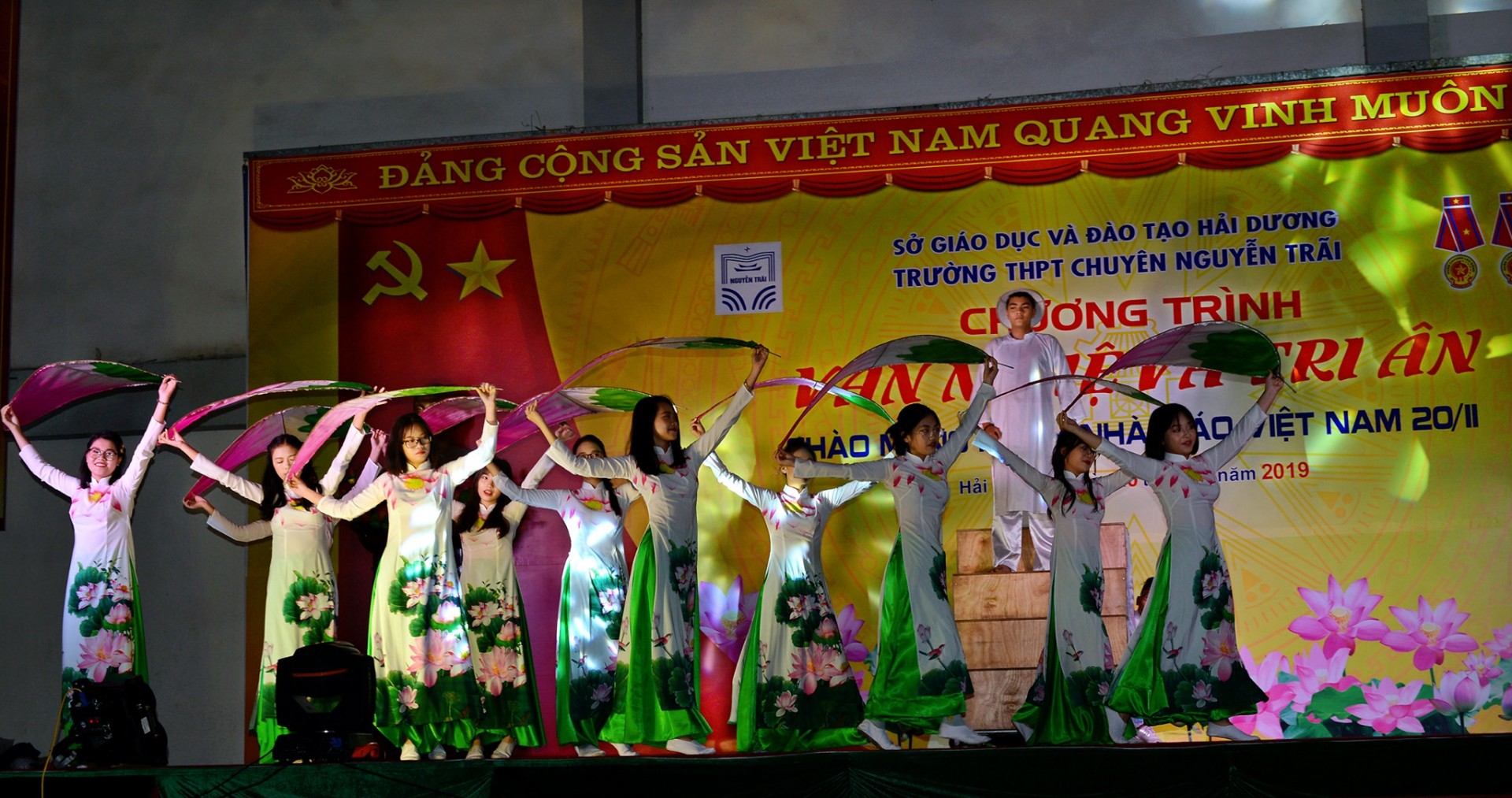 Nhấn để phóng to