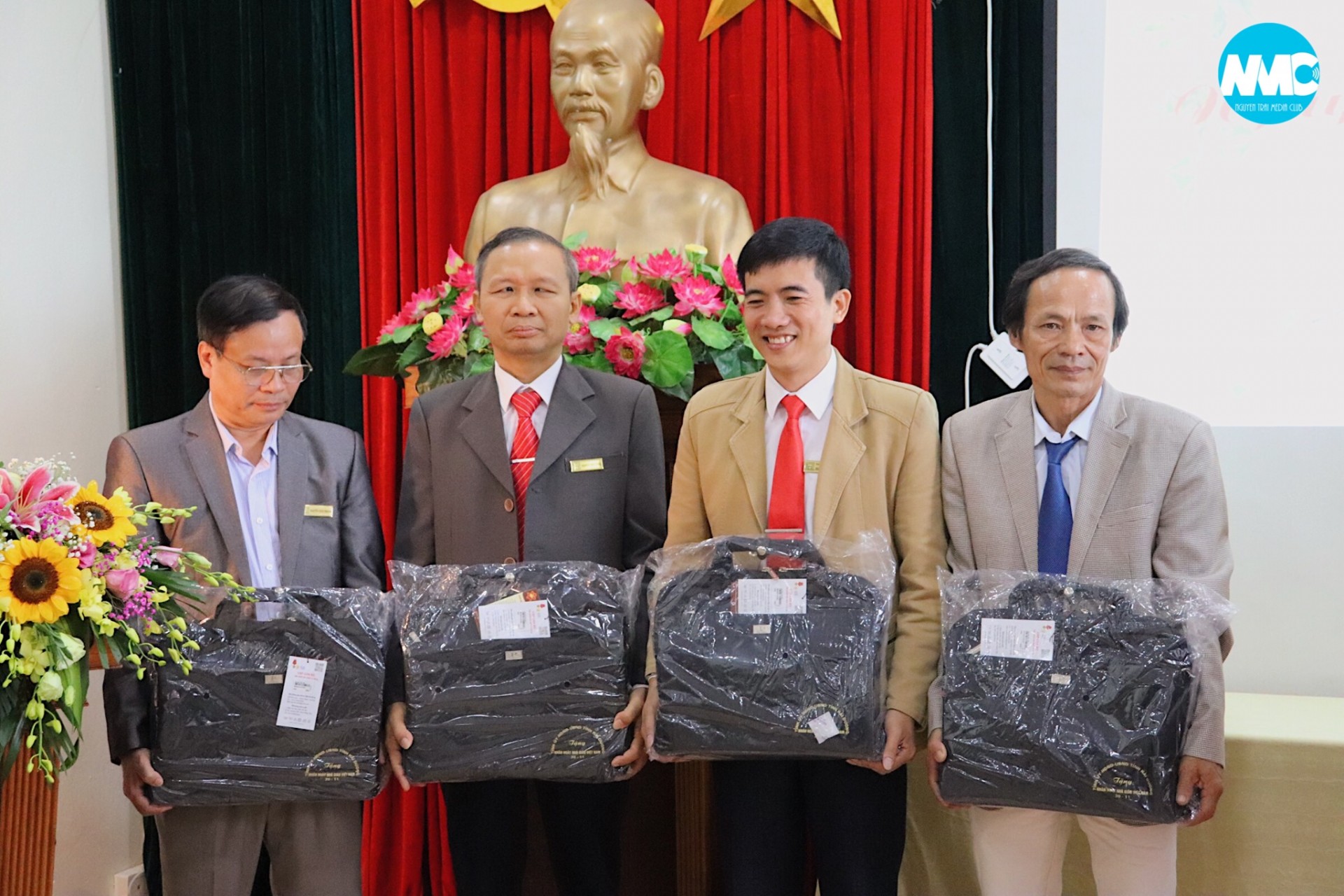 Nhấn để phóng to