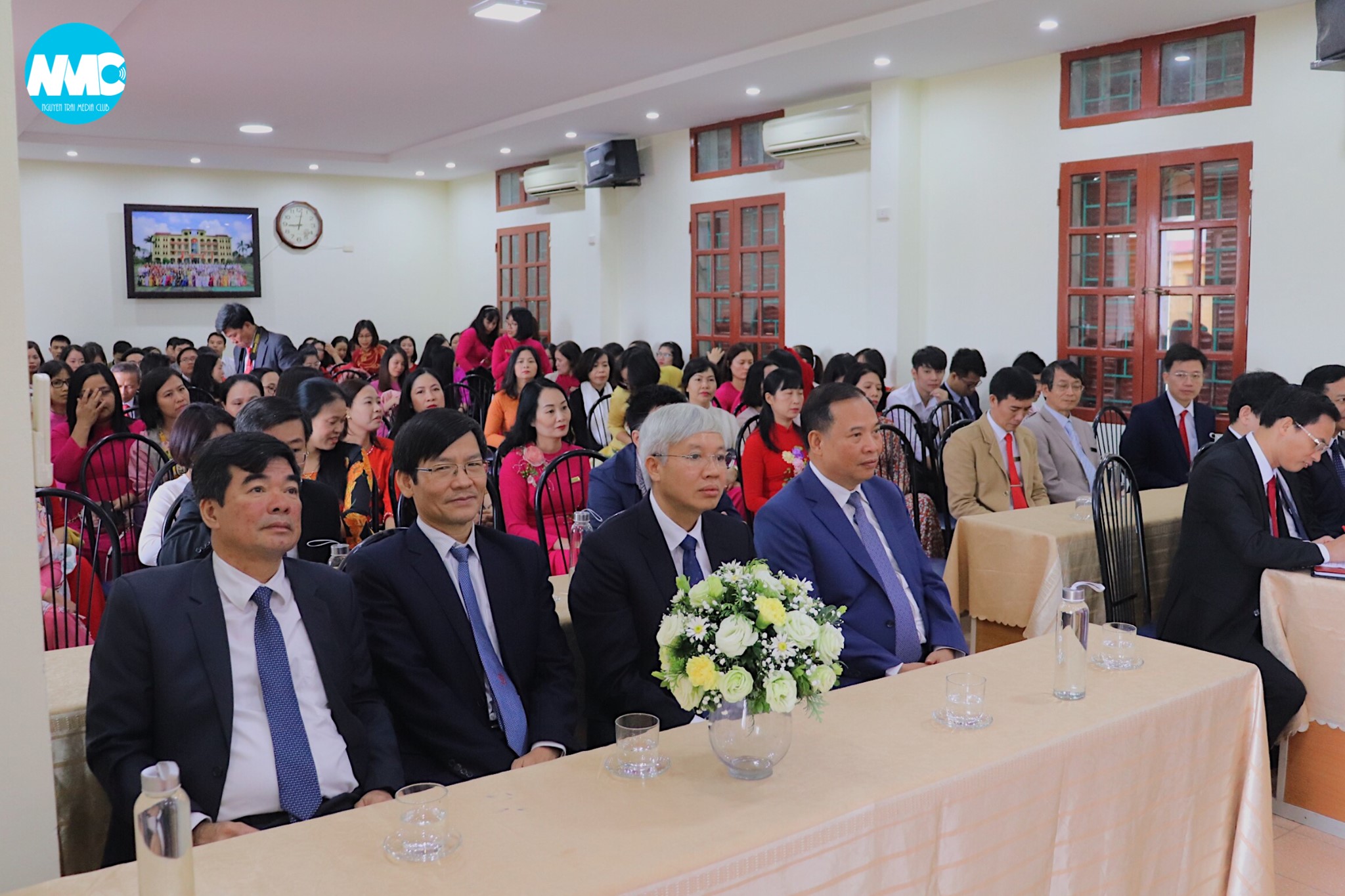 Nhấn để phóng to
