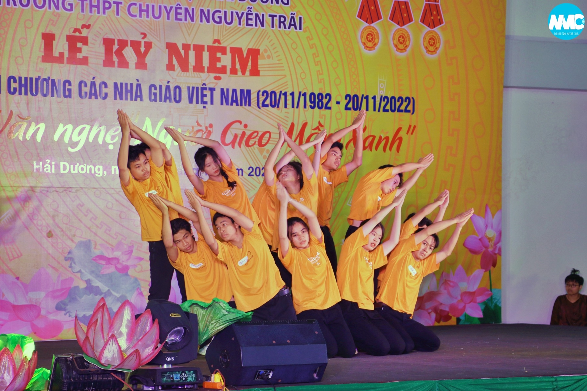 Nhấn để phóng to
