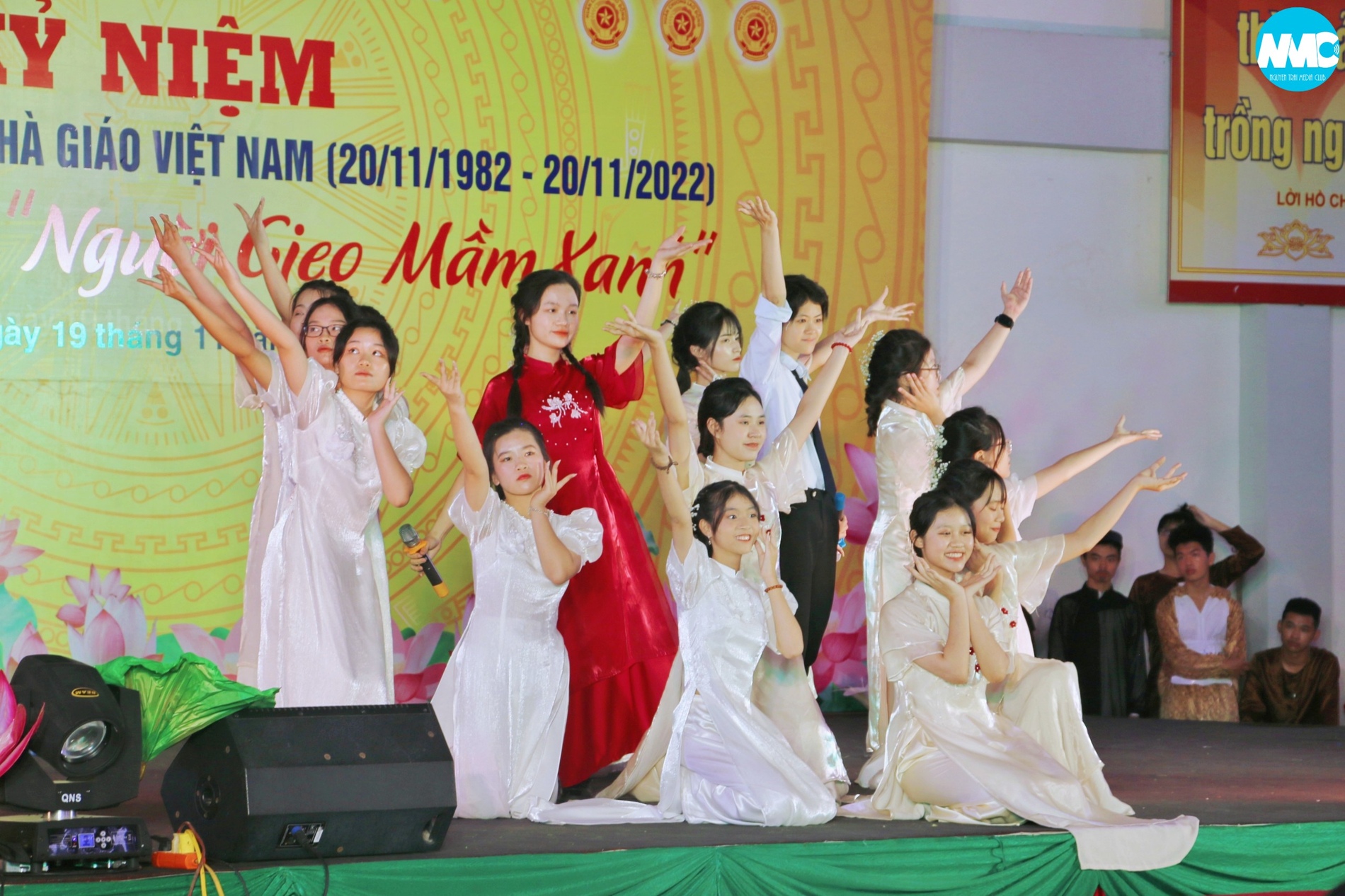 Nhấn để phóng to