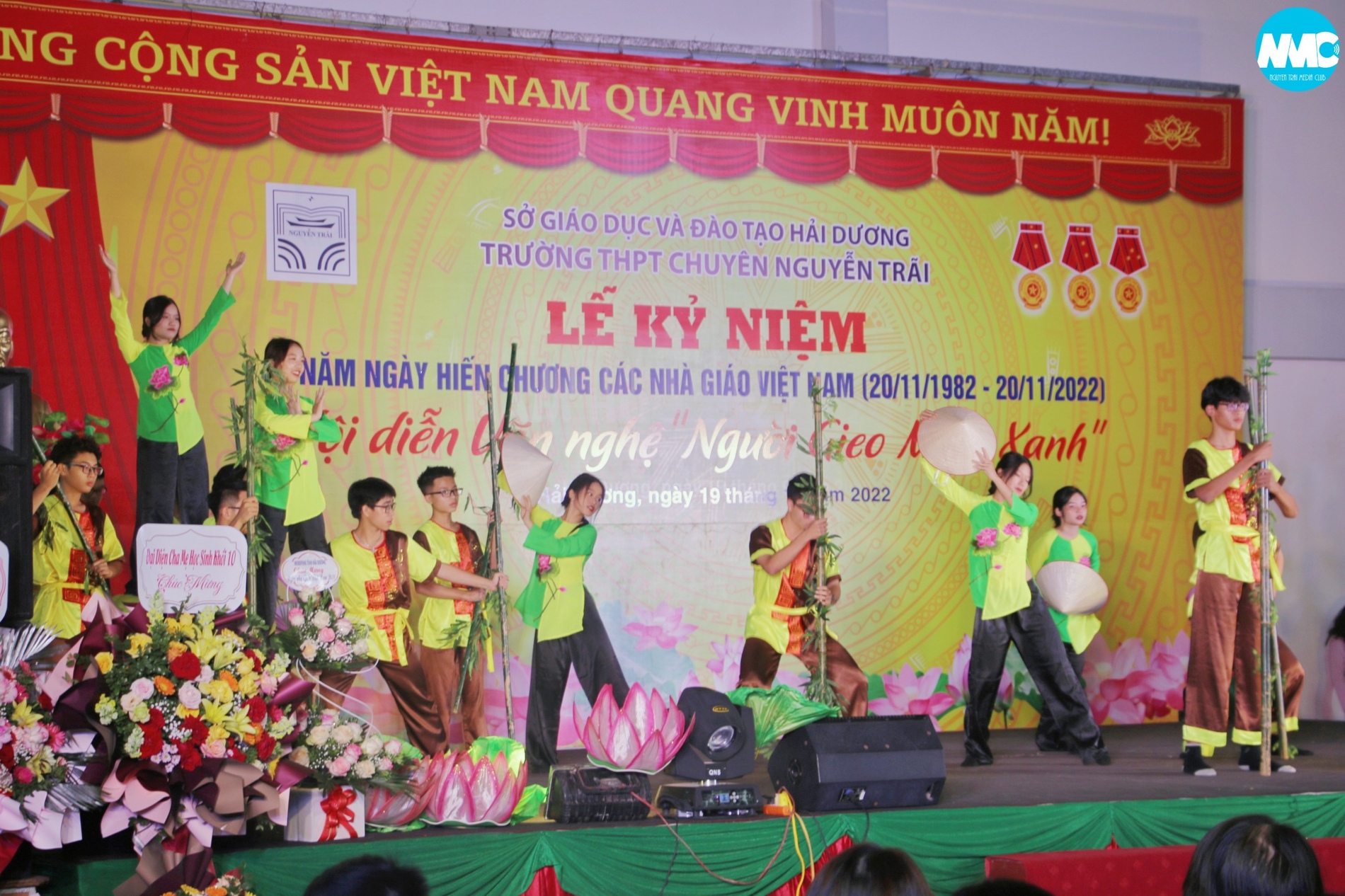 Nhấn để phóng to