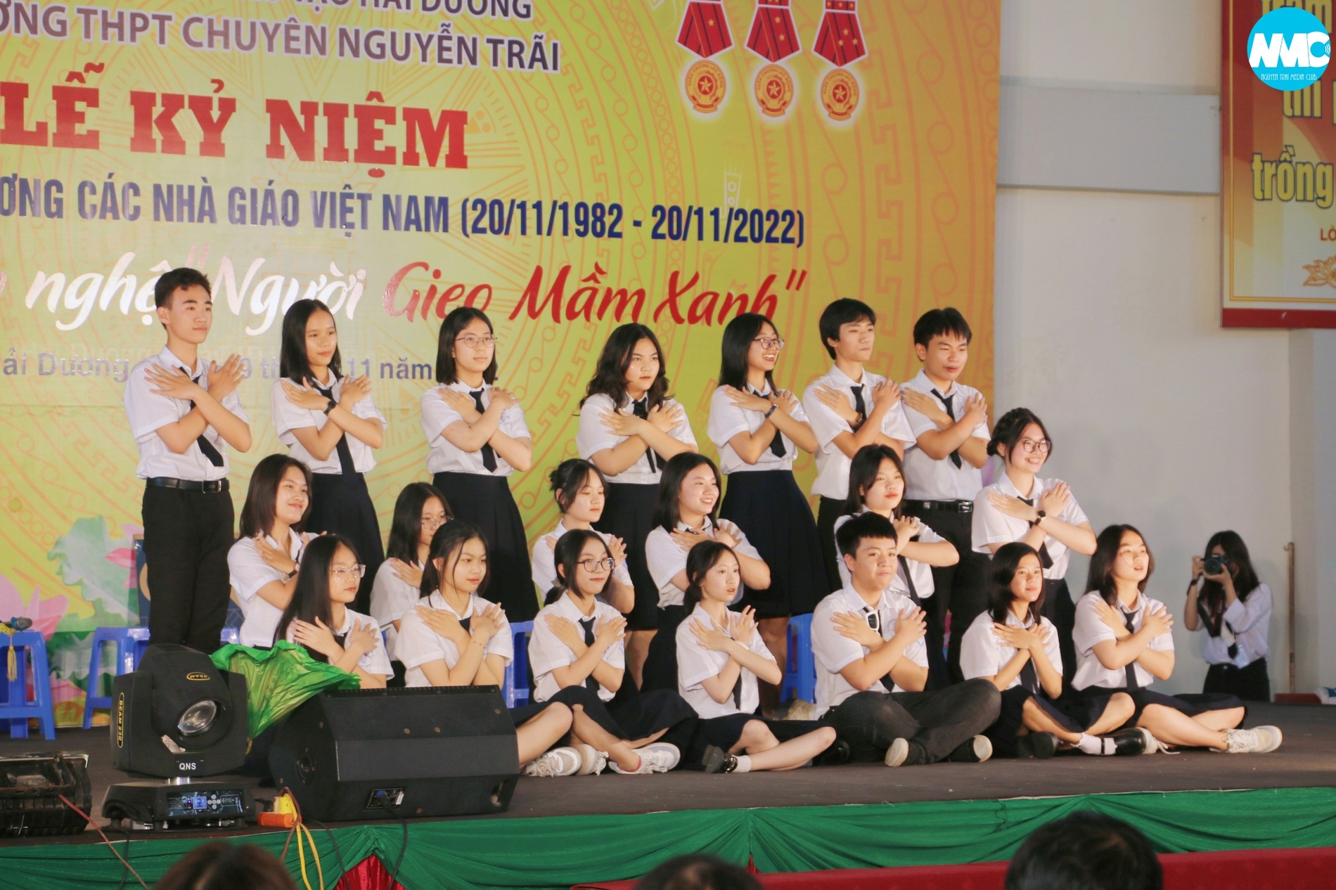 Nhấn để phóng to