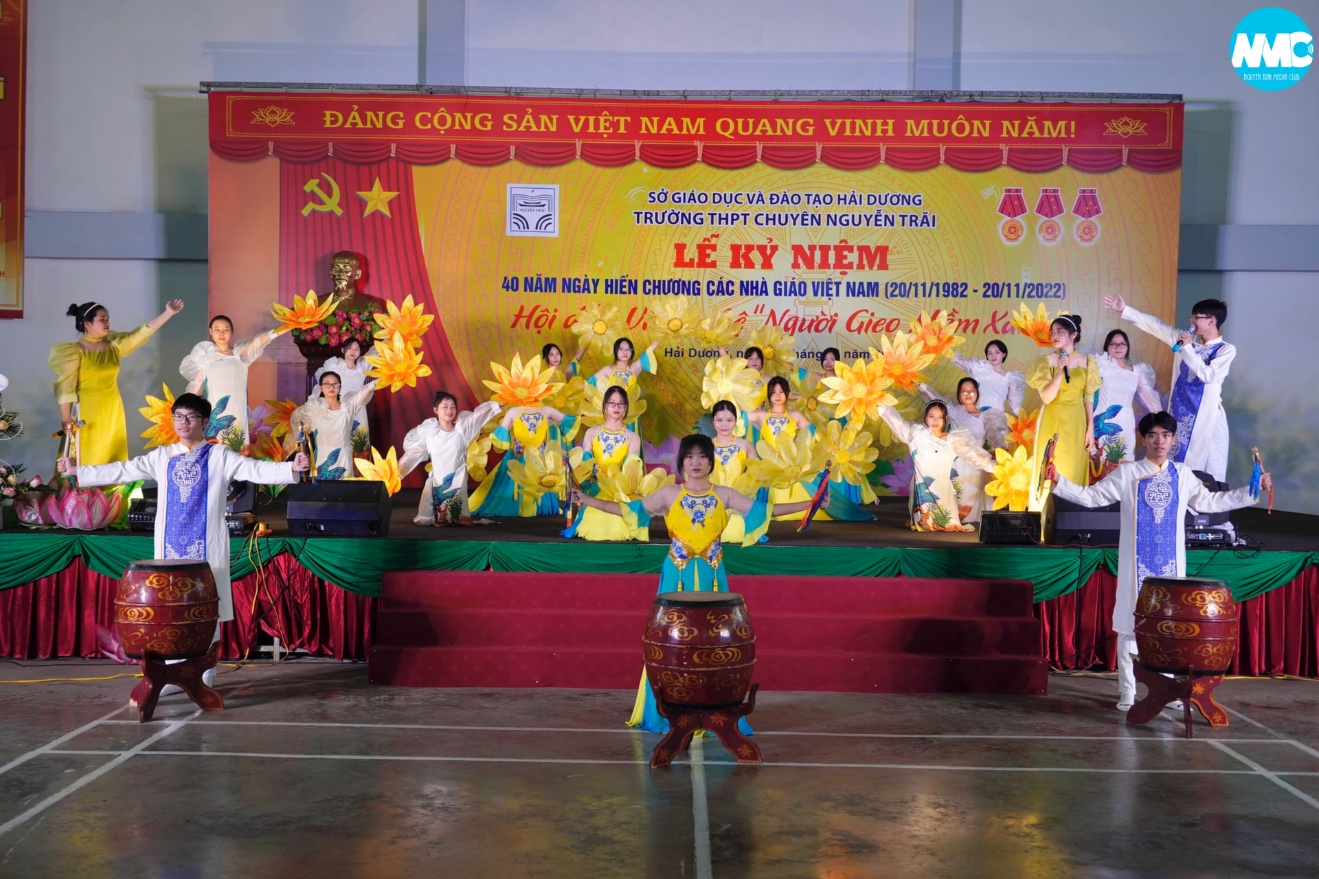 Kỷ niệm 40 năm ngày Nhà giáo Việt Nam 20/11 và Hội diễn văn nghệ ''Người gieo mầm xanh'' tại trường THPT chuyên Nguyễn Trãi