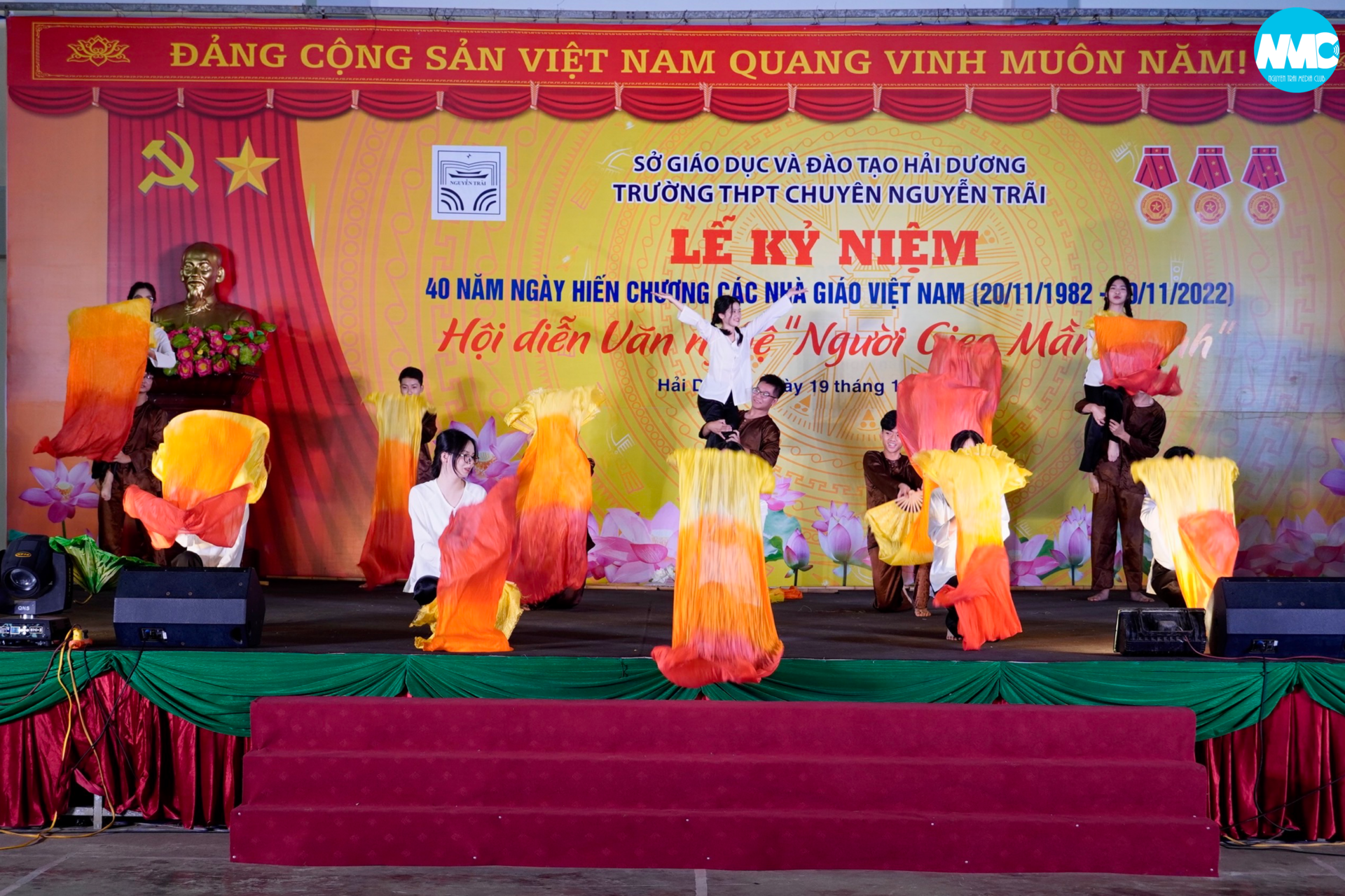 Nhấn để phóng to