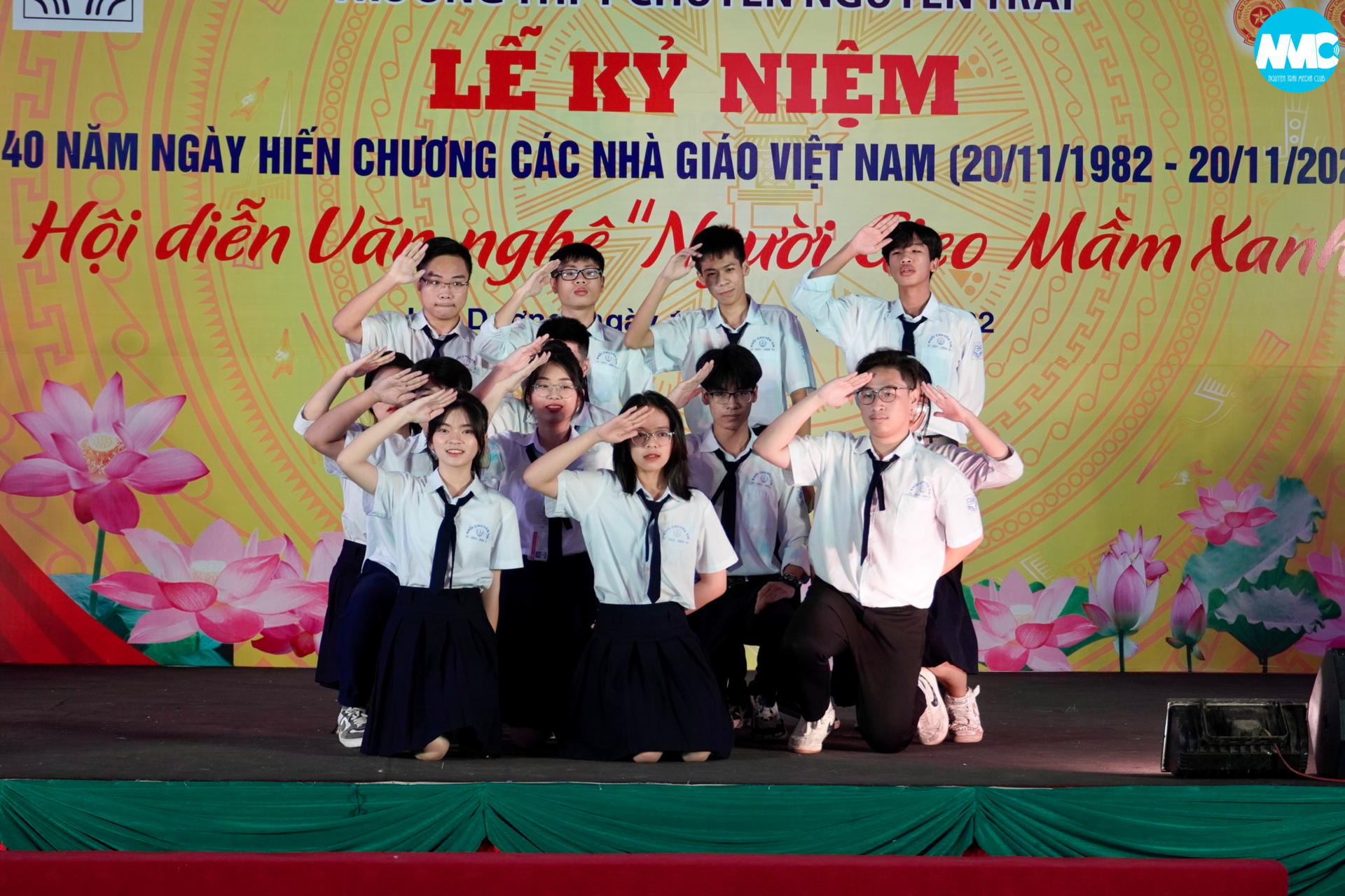 Nhấn để phóng to