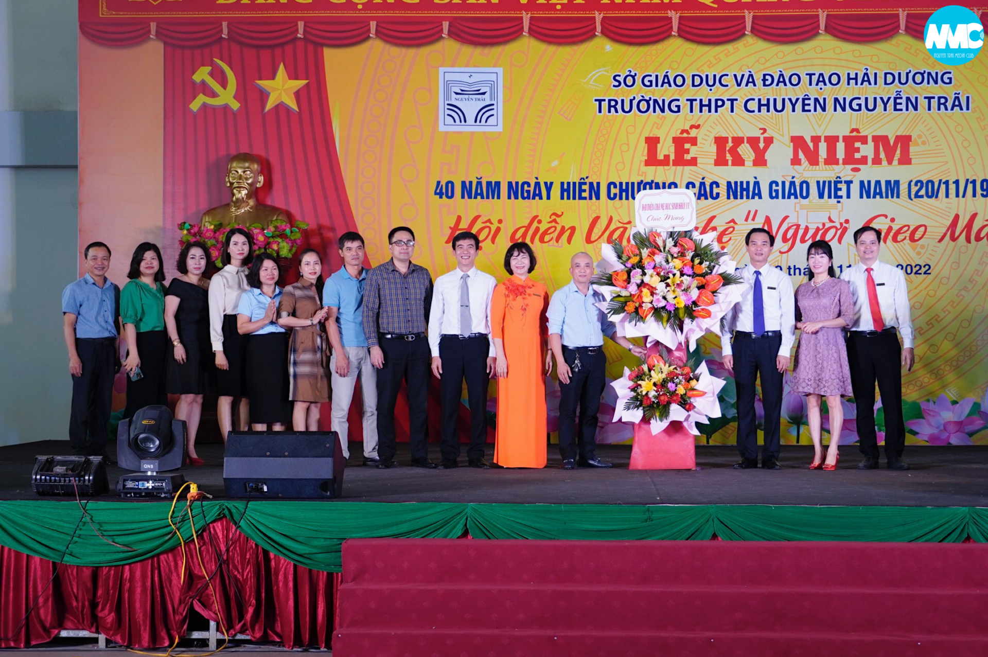 Nhấn để phóng to