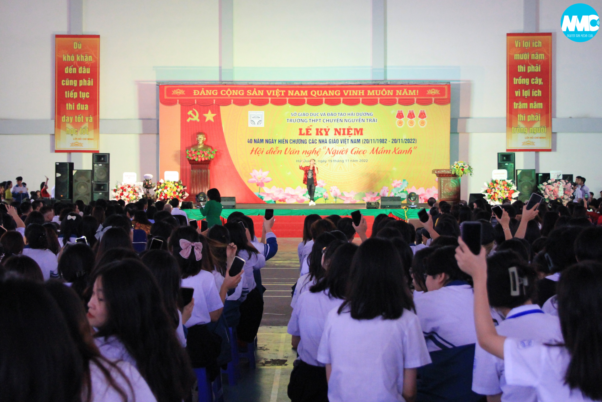Nhấn để phóng to