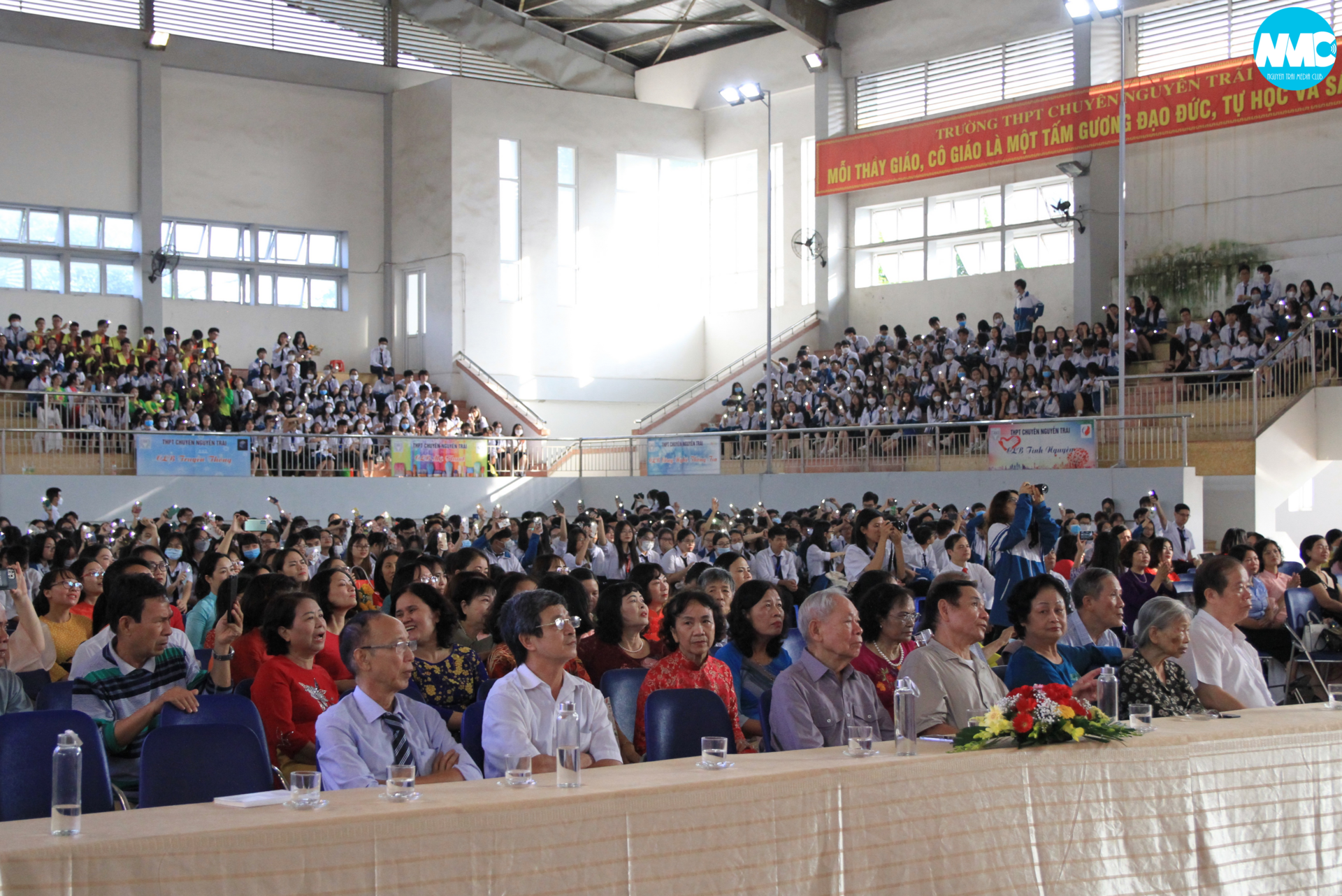 Nhấn để phóng to