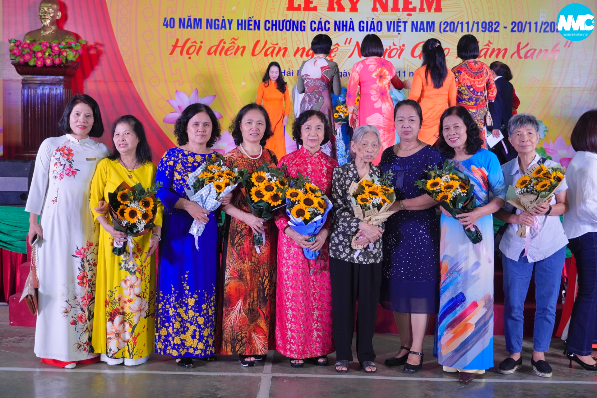 Nhấn để phóng to