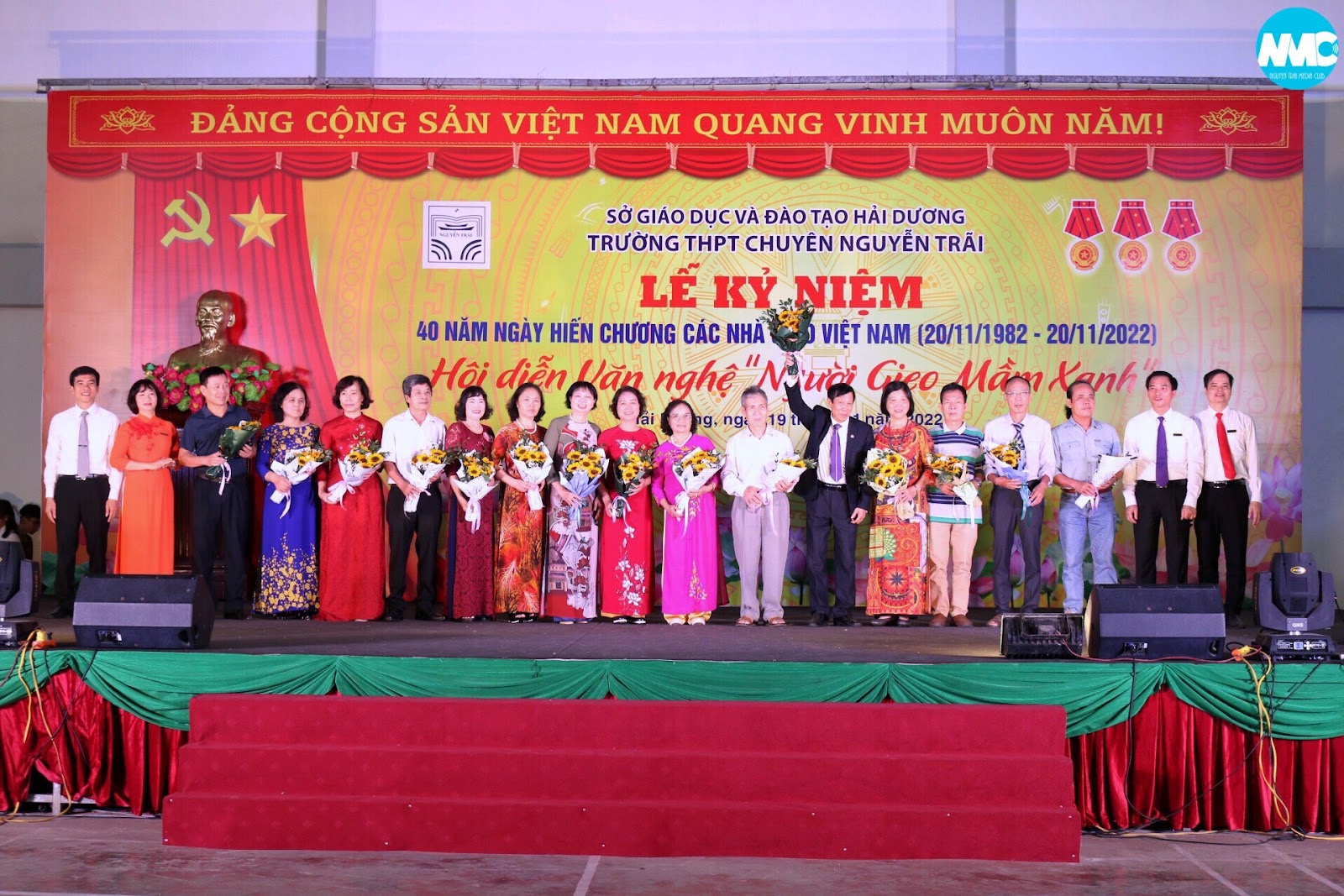 Nhấn để phóng to
