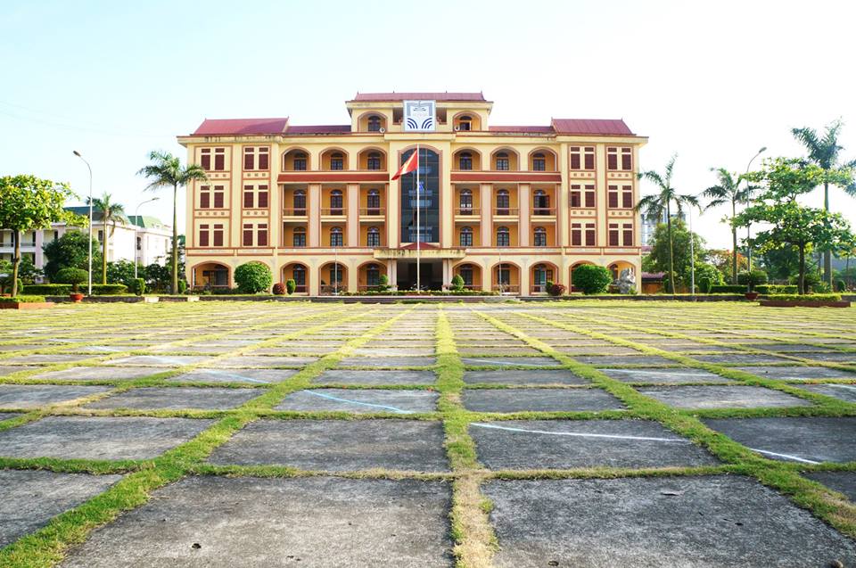 Mái trường tỏa ánh sao khuê - Tác giả: cố nhạc sỹ - cựu học sinh Trần Đình Văn.