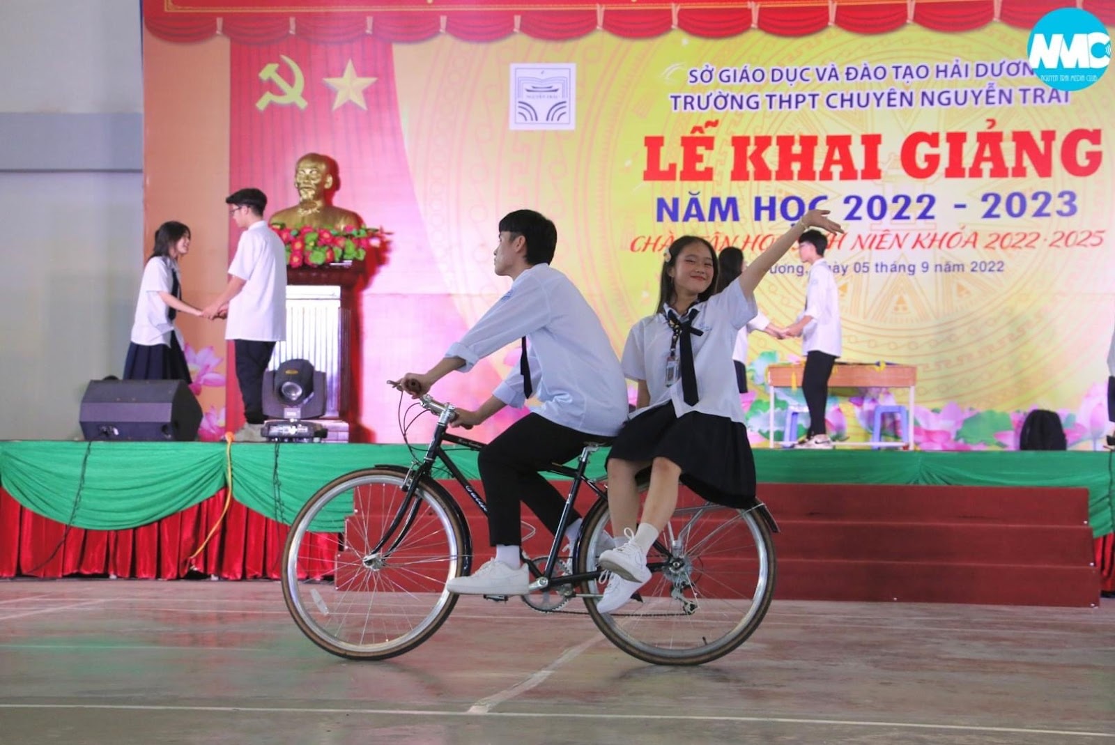 Nhấn để phóng to