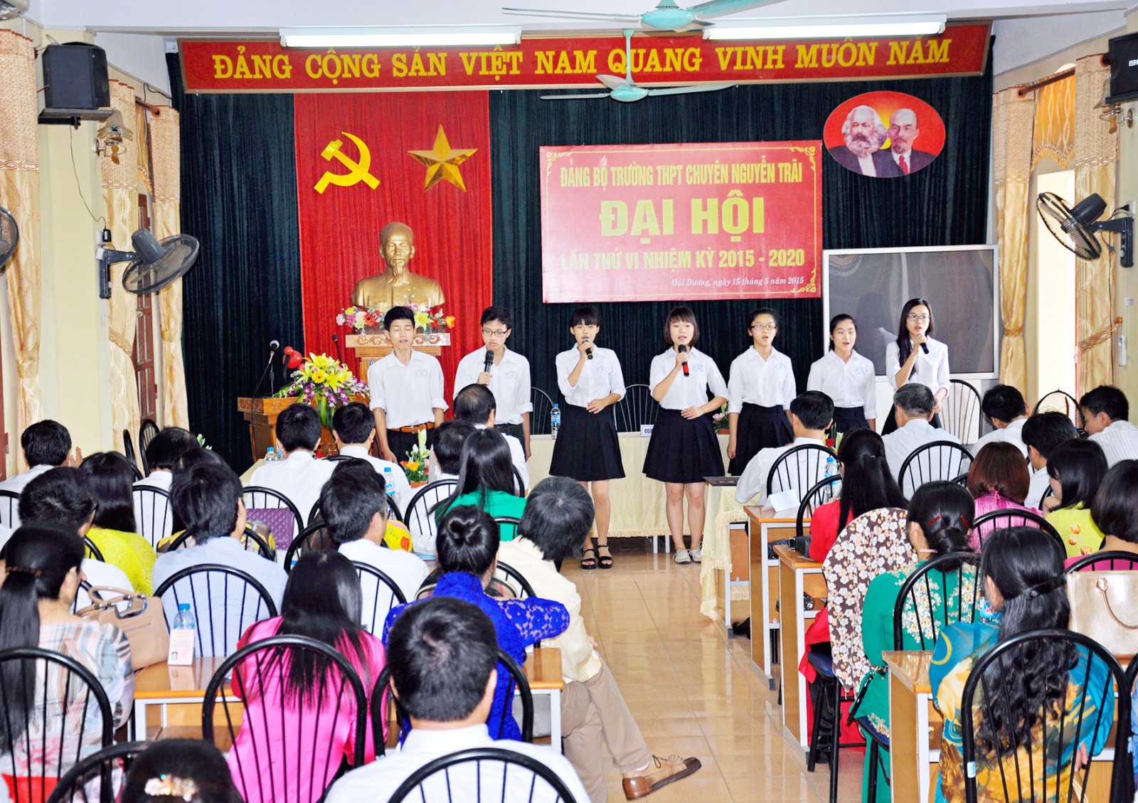 Nhấn để phóng to