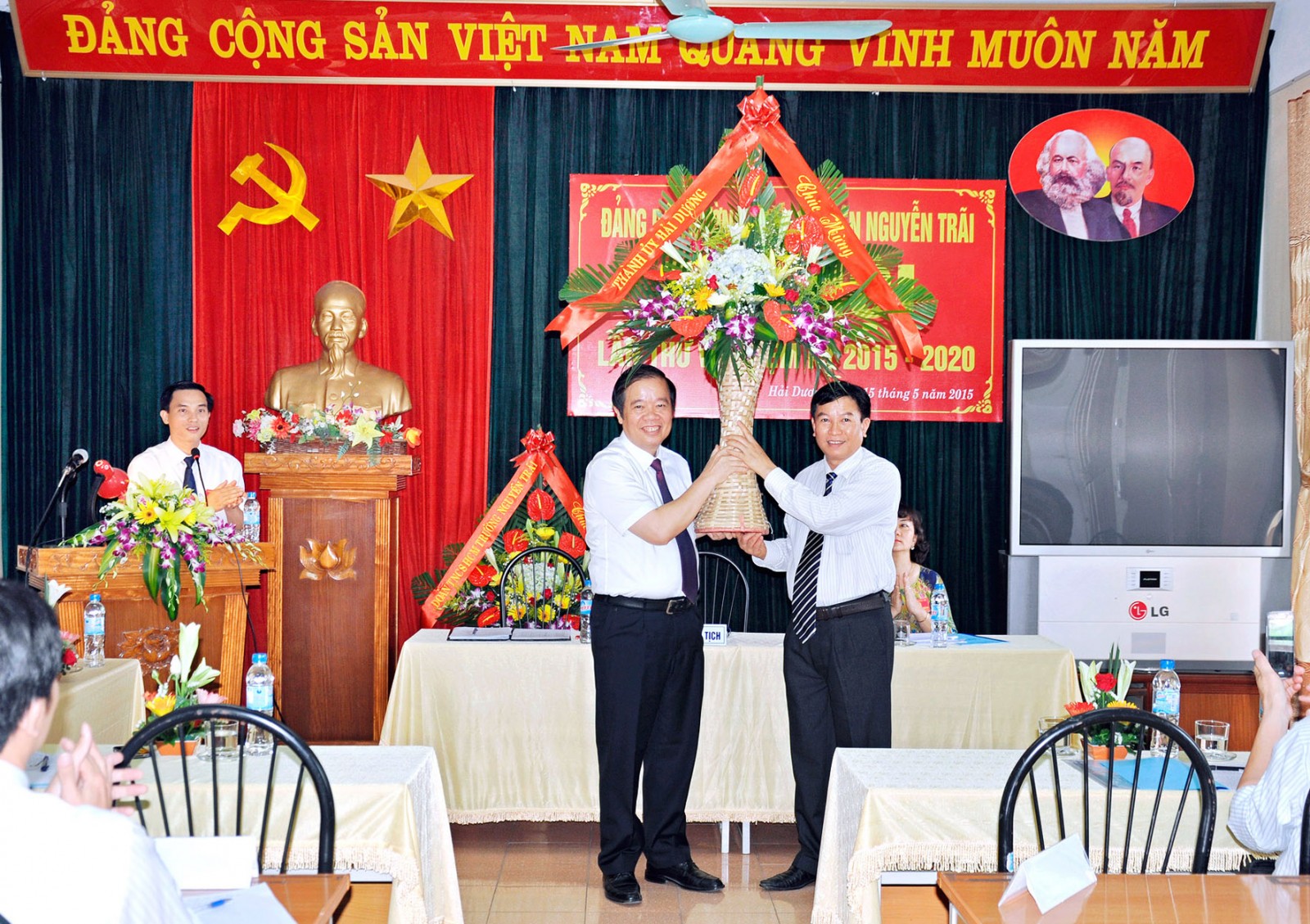 Nhấn để phóng to