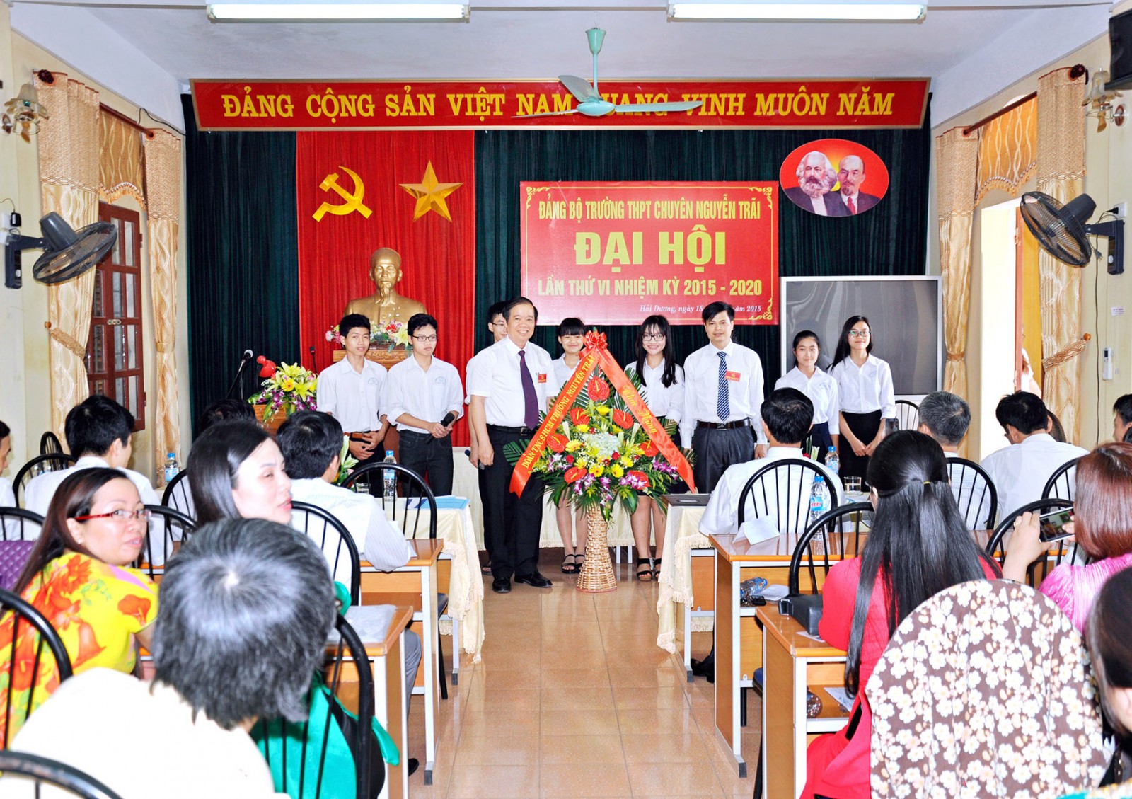 Nhấn để phóng to