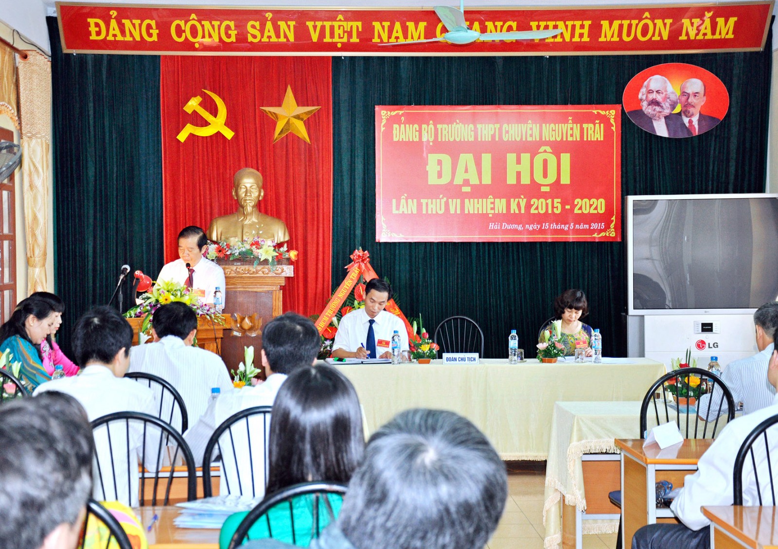 Nhấn để phóng to