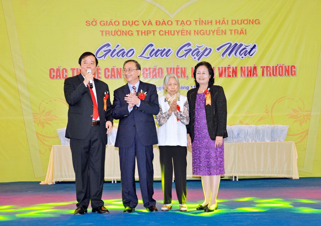 Giao lưu gặp mặt các thế hệ Cán bộ - Giáo viên - Nhân viên trong dịp Kỷ niệm 30 năm thành lập trường - 50 năm Khối phổ thông chuyên Toán