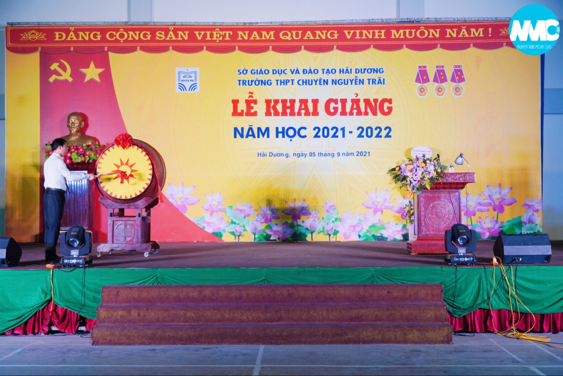 Nhấn để phóng to