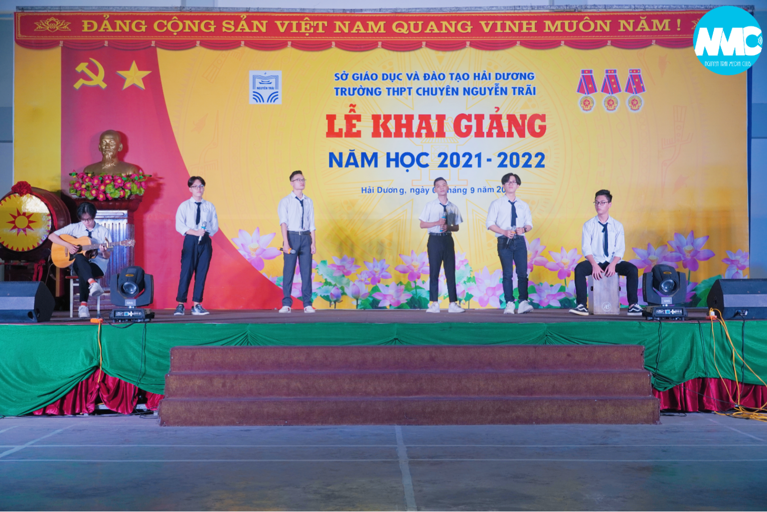 Nhấn để phóng to