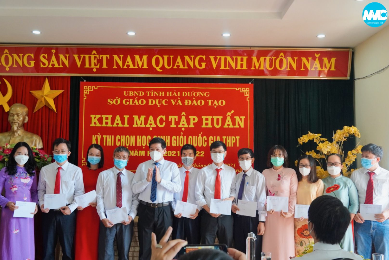 Nhấn để phóng to