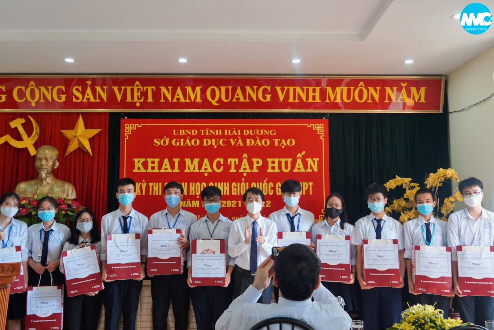 Nhấn để phóng to