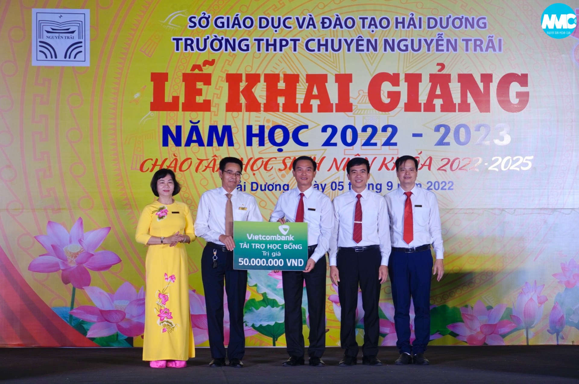 Nhấn để phóng to