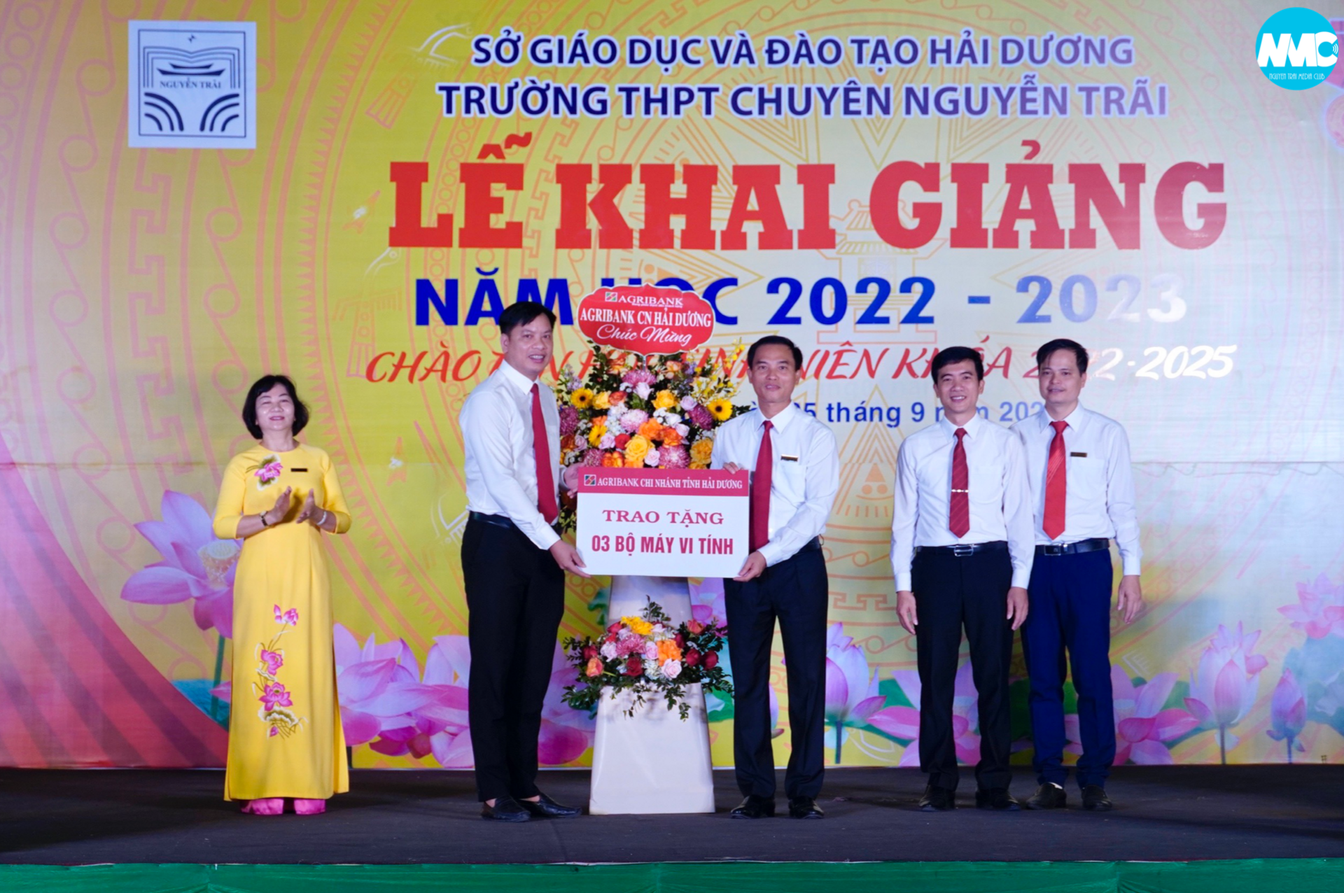 Nhấn để phóng to
