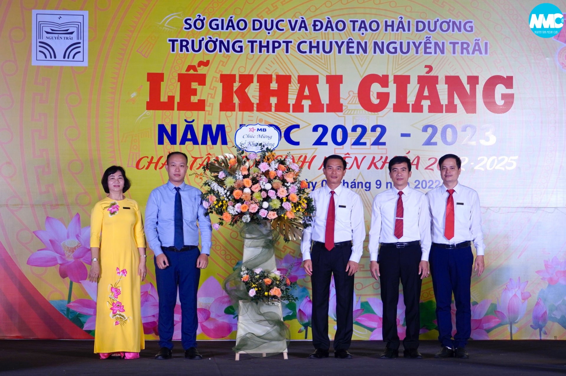 Nhấn để phóng to