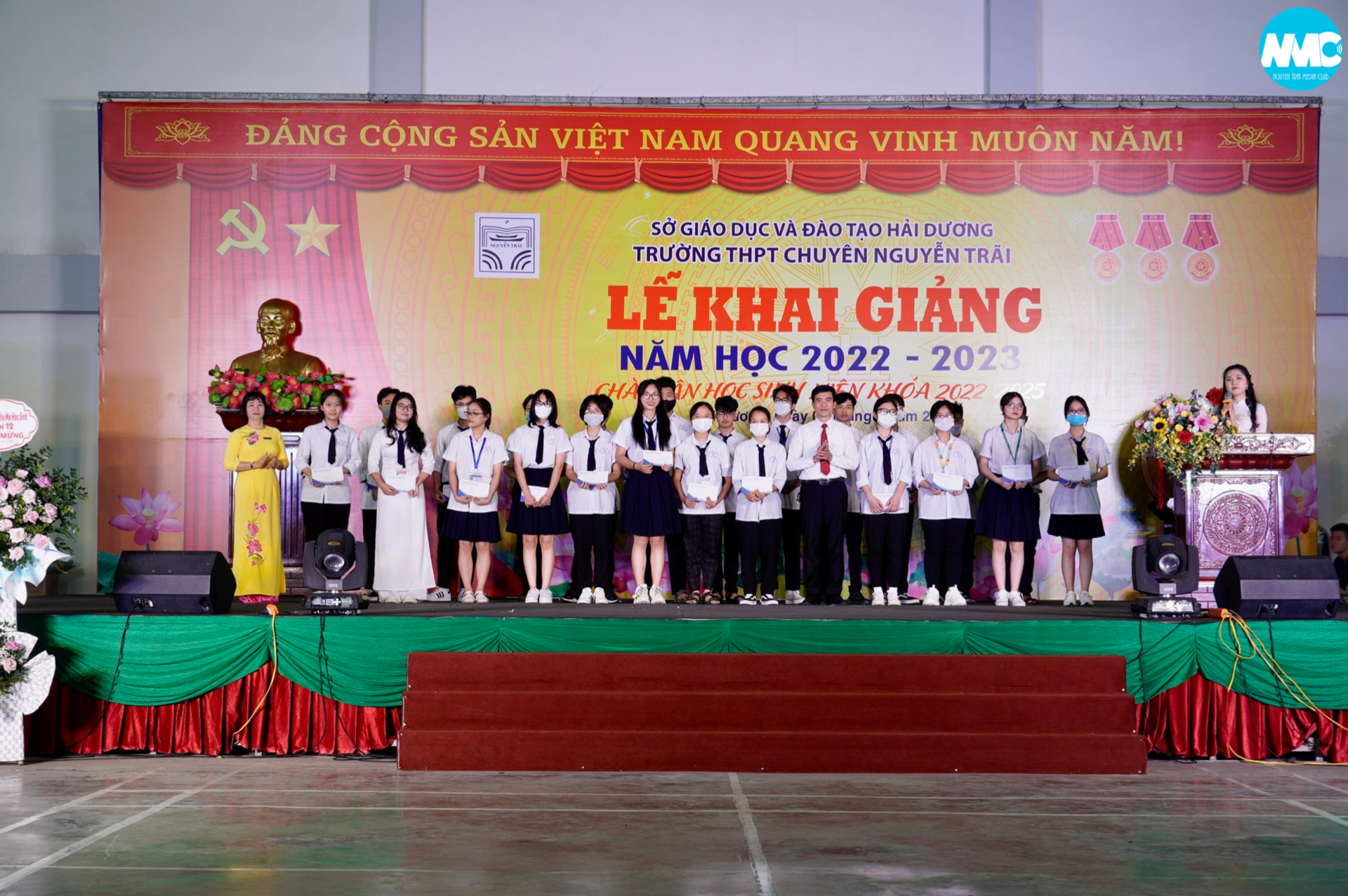 Nhấn để phóng to