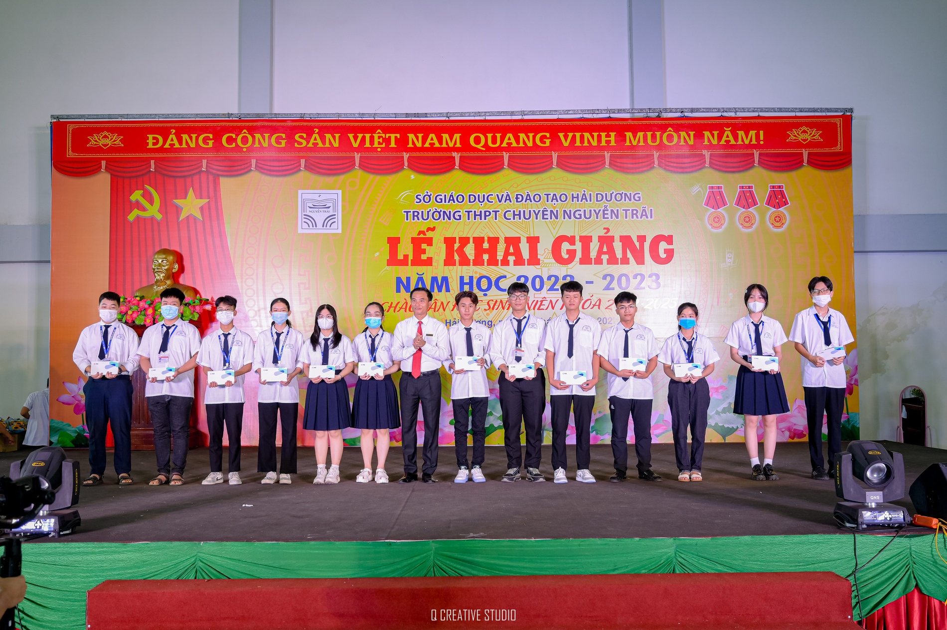 Nhấn để phóng to