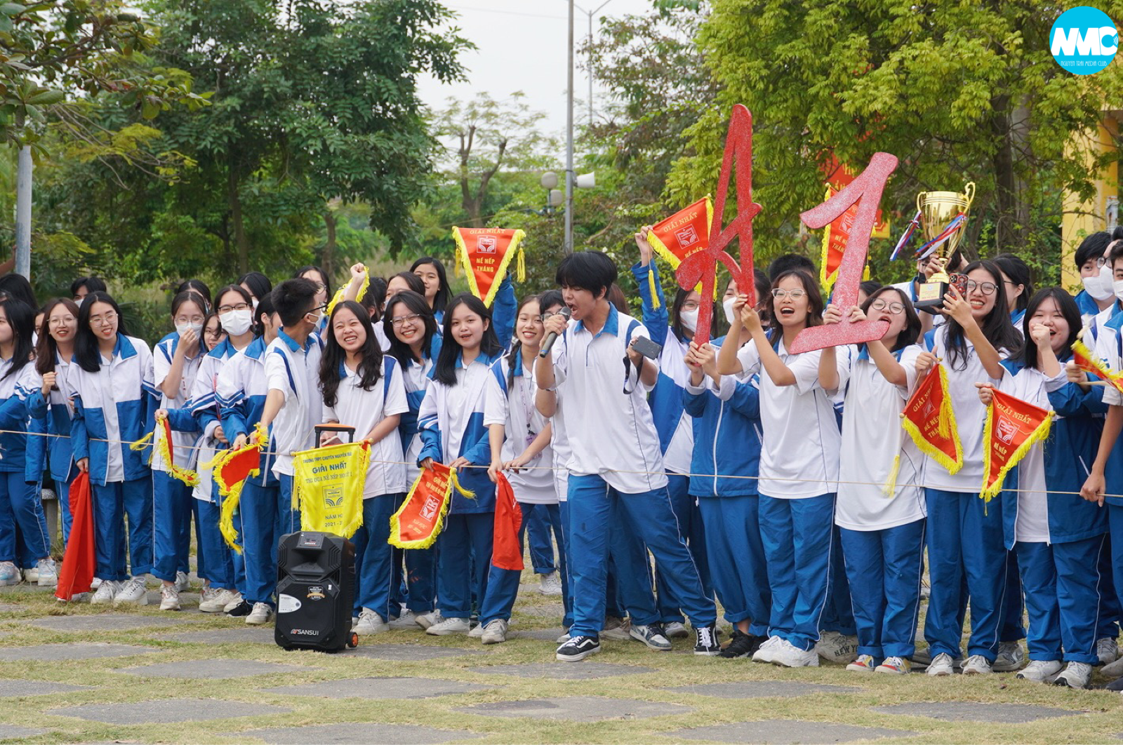 Nhấn để phóng to