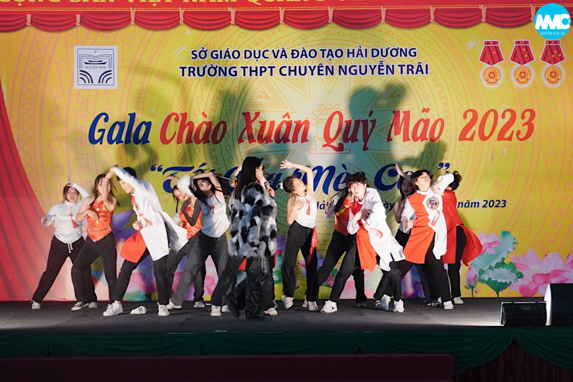 Nhấn để phóng to