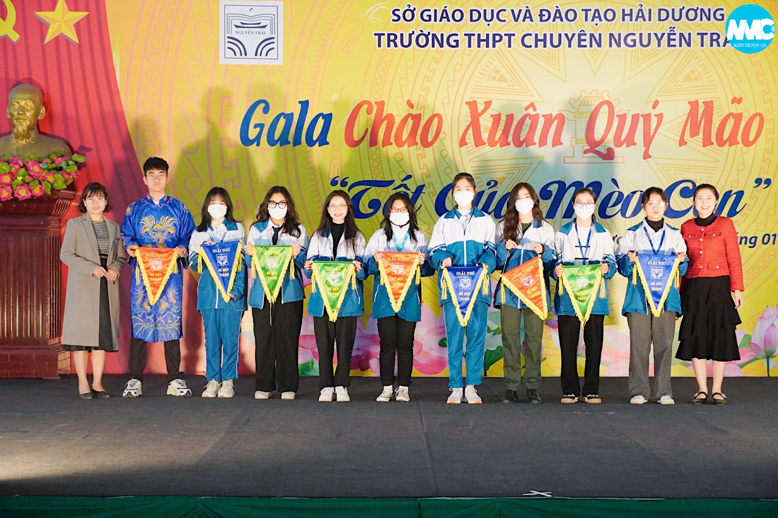 Nhấn để phóng to