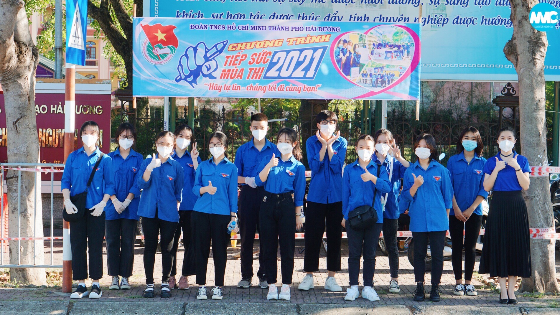 Sắc xanh màu áo tình nguyện viên CNT trong kỳ thi tuyển sinh vào 10 năm học 2022-2023