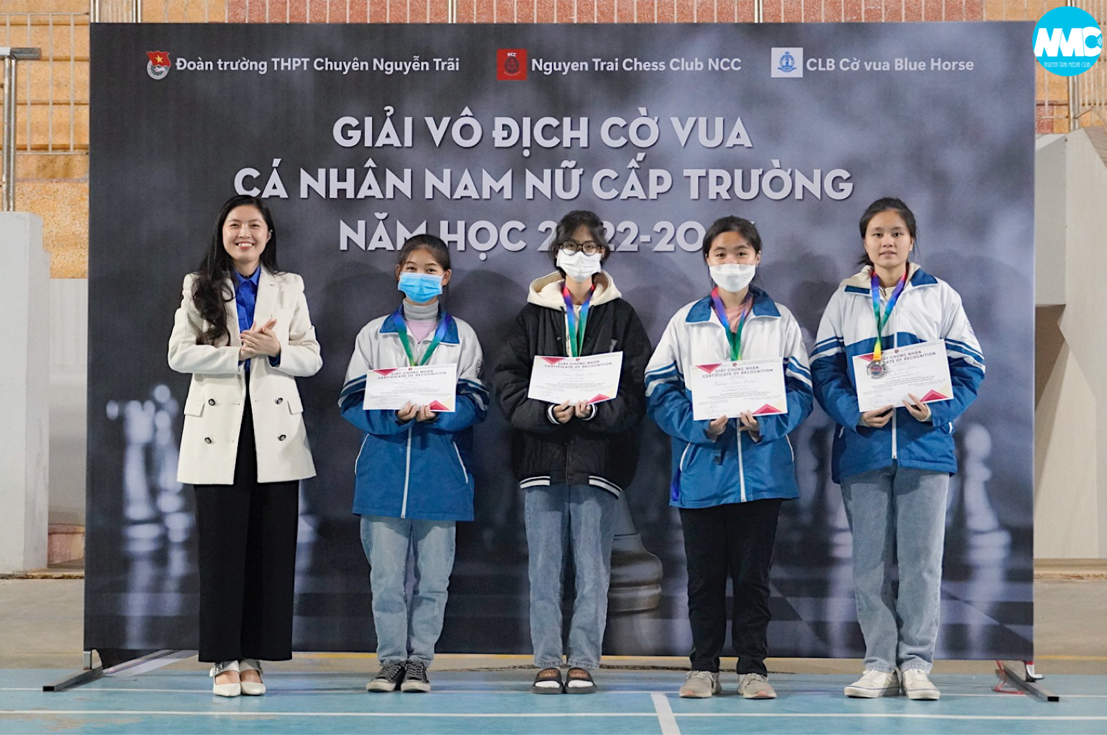Nhấn để phóng to
