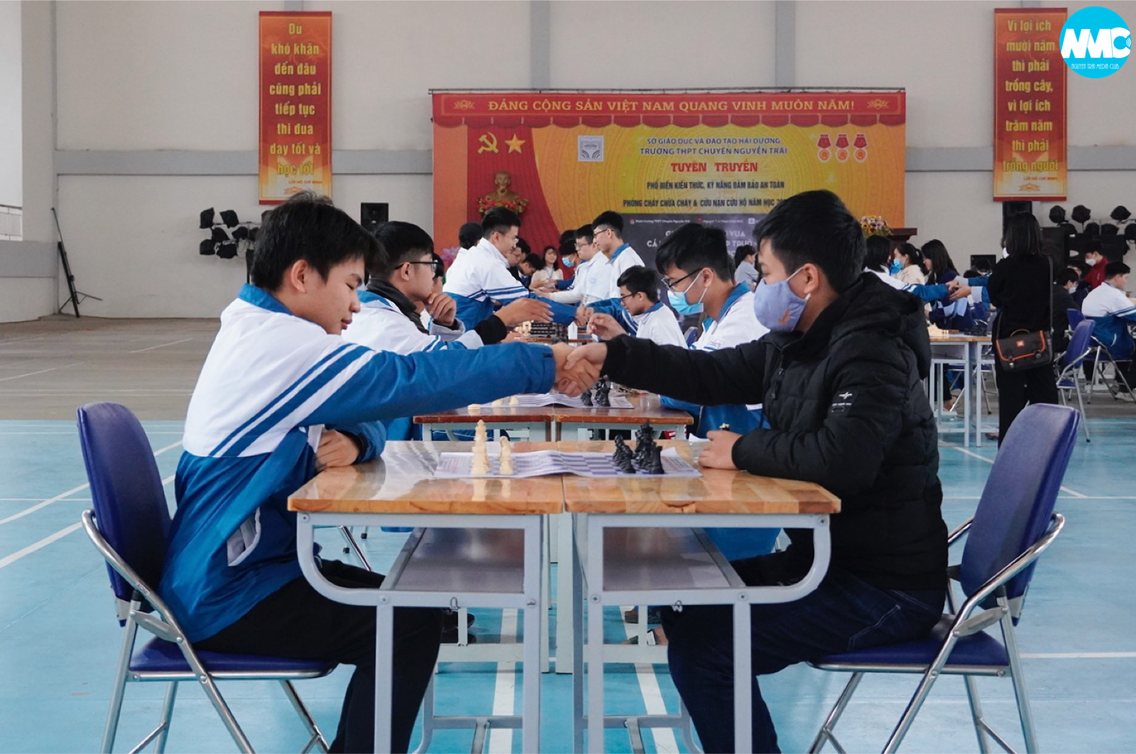 Nhấn để phóng to