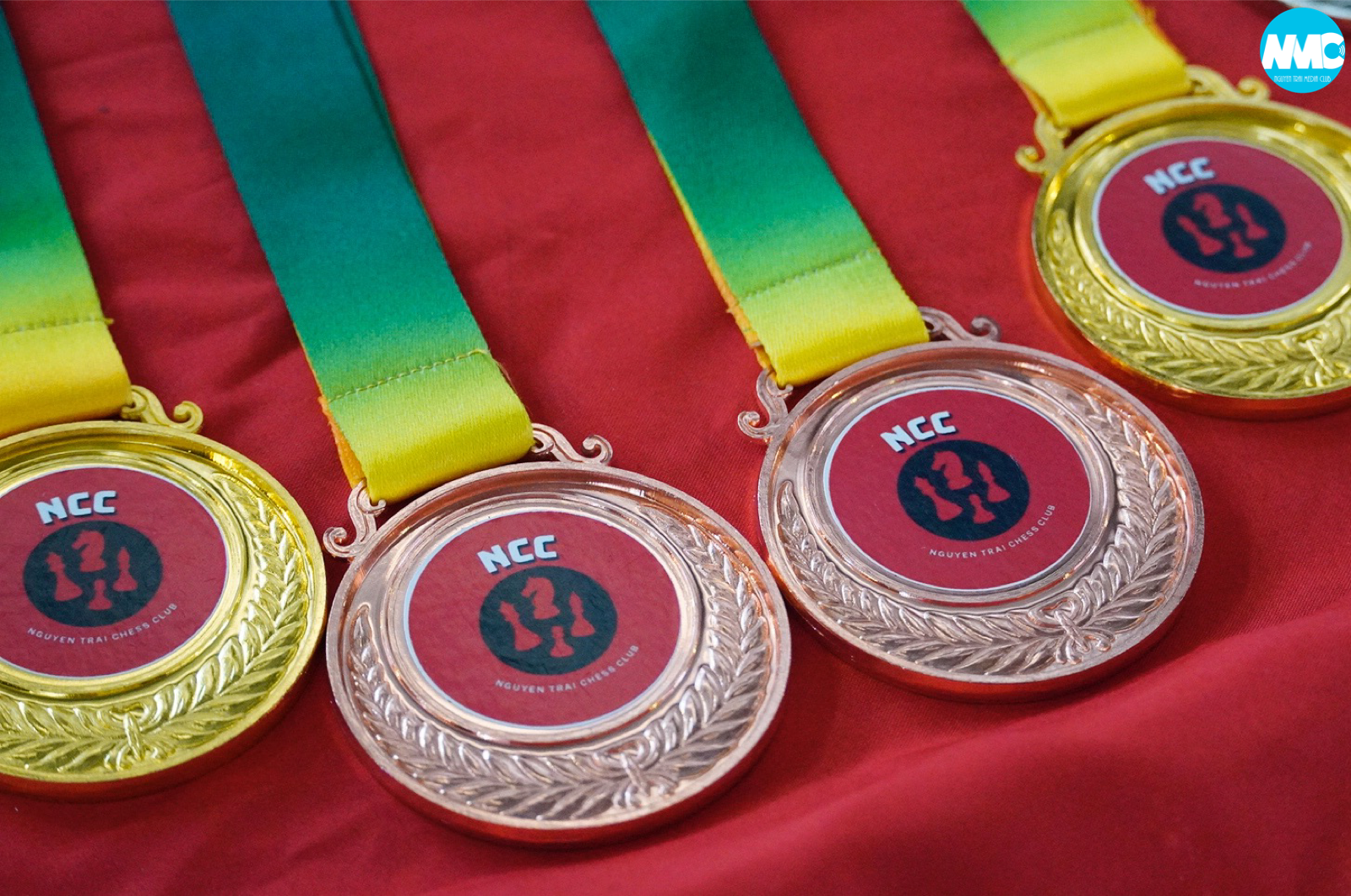 Nhấn để phóng to