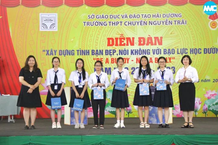 Nhấn để phóng to