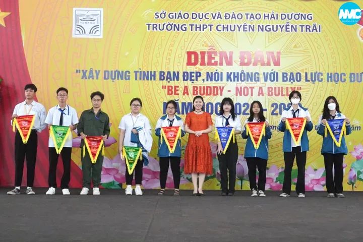 Nhấn để phóng to