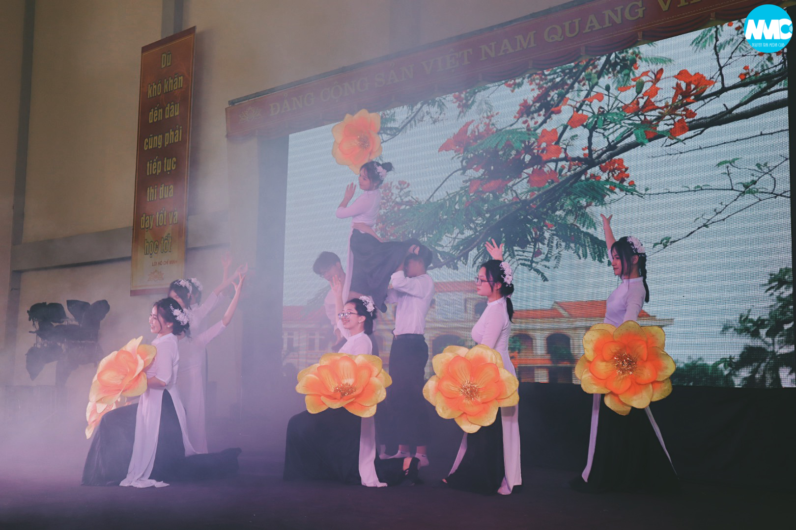Nhấn để phóng to