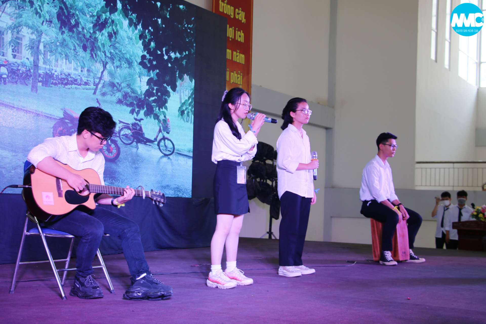 Nhấn để phóng to