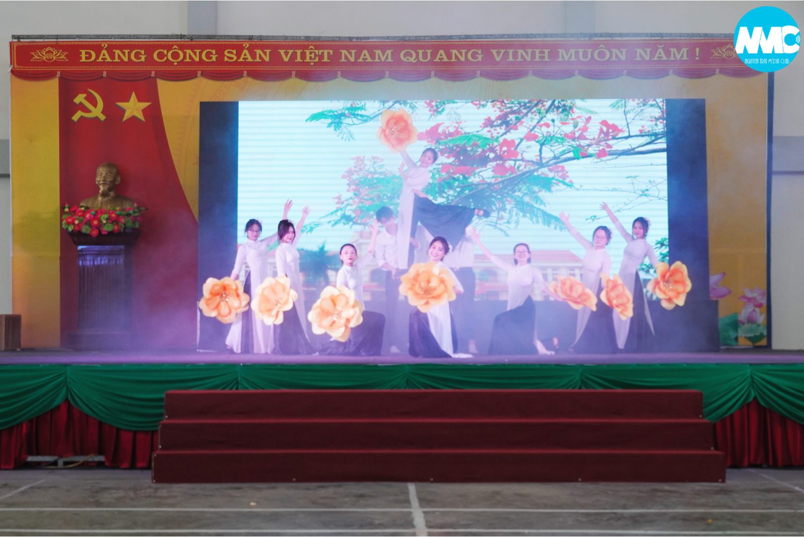 Nhấn để phóng to
