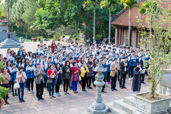 Lễ dâng hương trước kì thi học sinh giỏi quốc gia năm học 2016 – 2017.