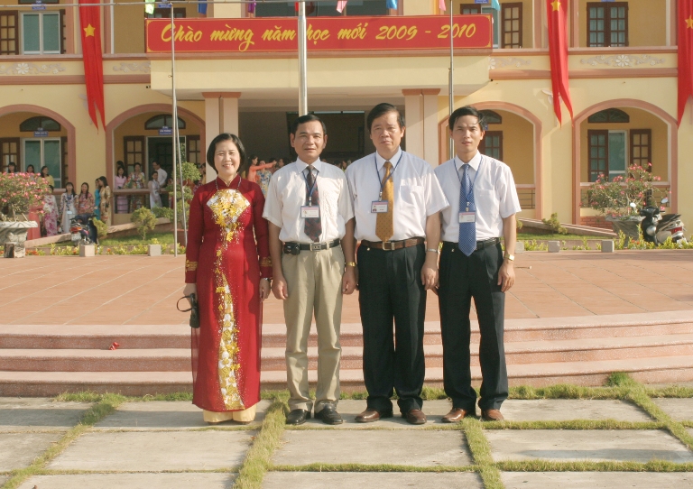 Ban Giám Hiệu trường THPT Chuyên Nguyễn Trãi qua các thời kỳ