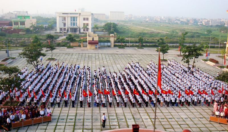 Trường THPT Chuyên Nguyễn Trãi tưng bừng đón chào năm học mới