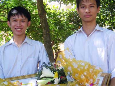 Trao thưởng hai thí sinh lỡ thi vì cứu người