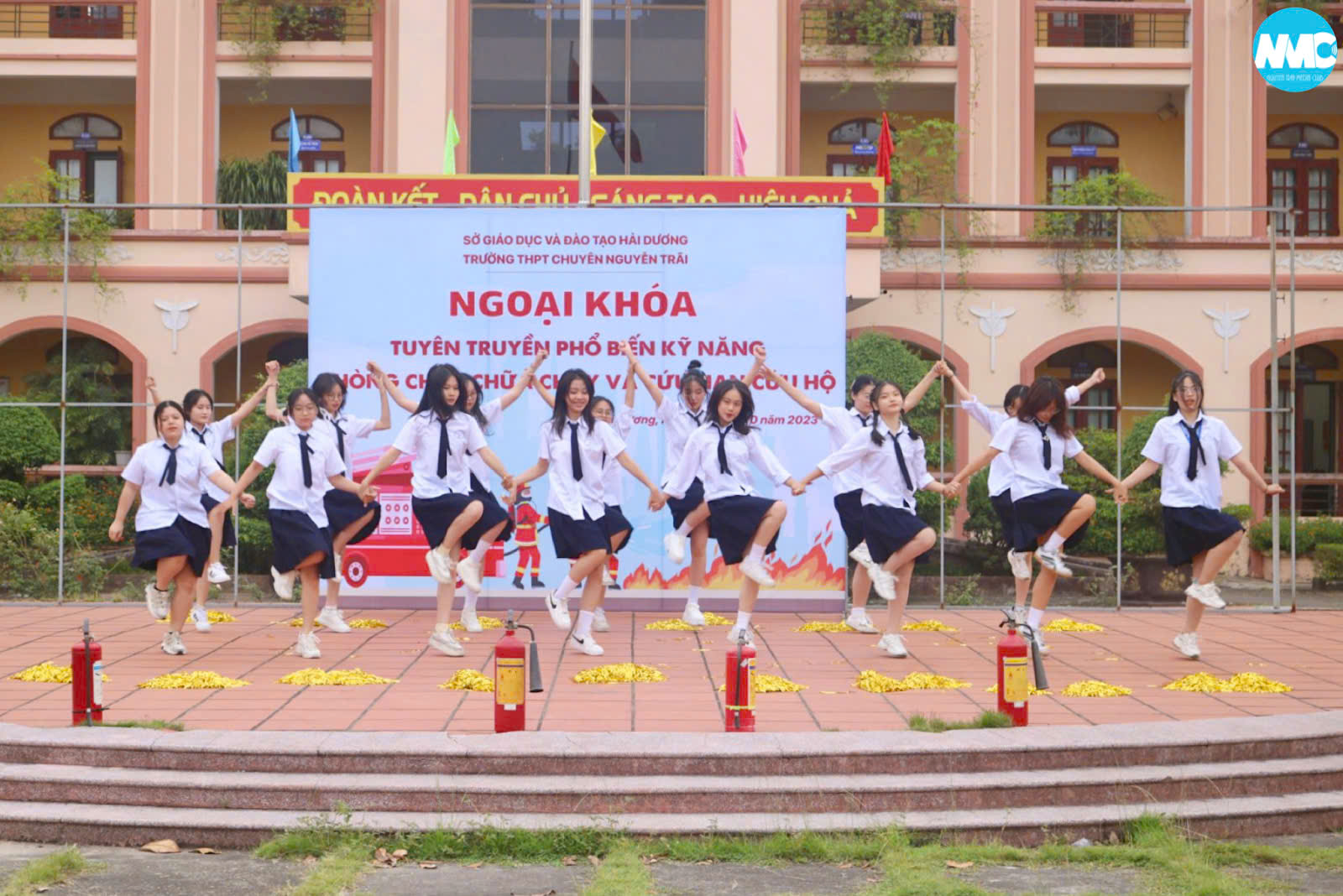 Nhấn để phóng to