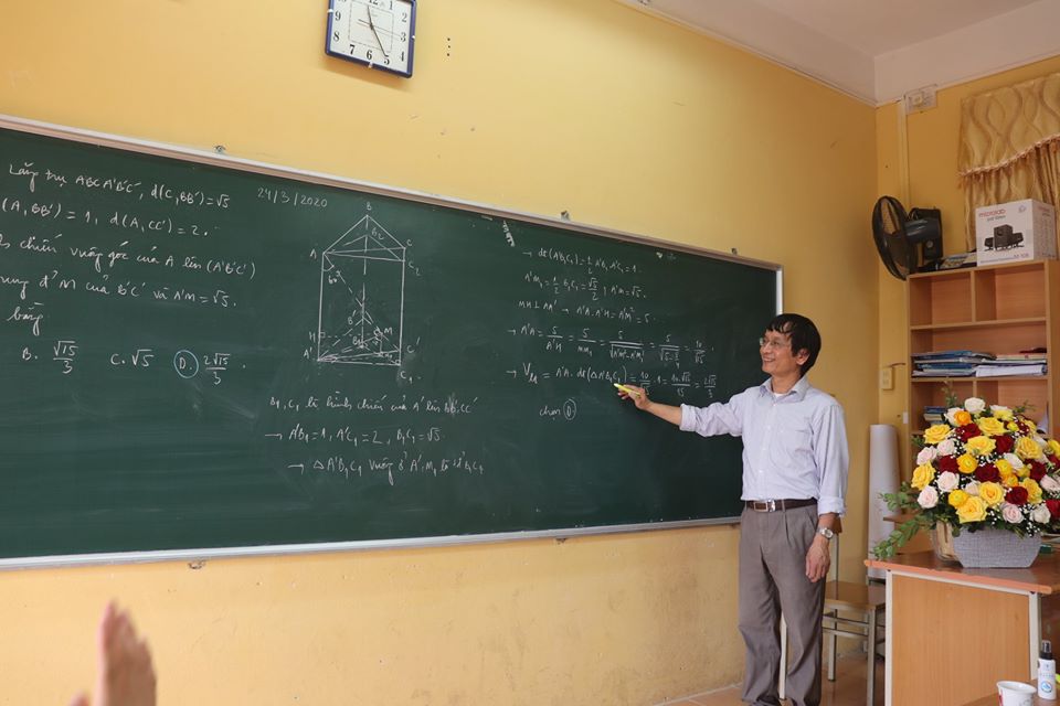 Trong hình ảnh có thá» có: 1 ngưá»i, Äang Äứng và trong nhÃ